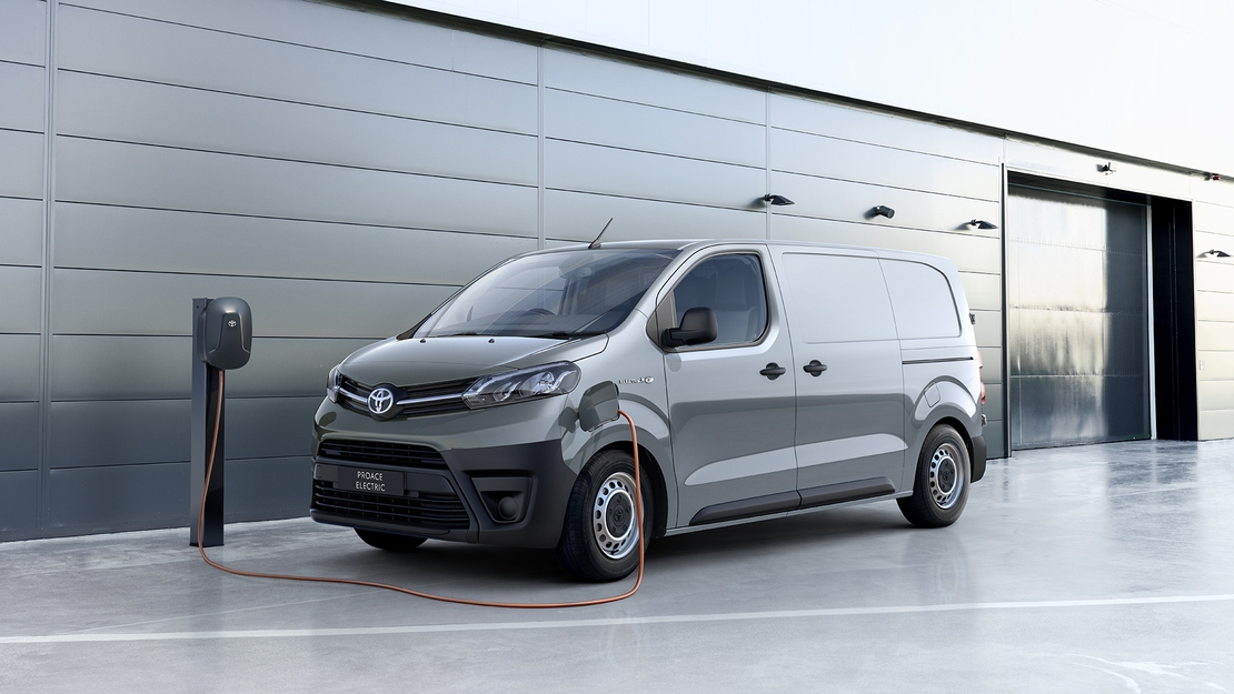 Toyota-Proace-exterieur-driekwart-rechtsvoor-aan-laadpaal-alinea-4.jpg